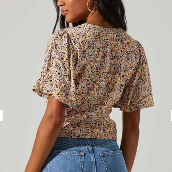 ASTR the label flutter sleeve keyhole front ruched floral blouse LIKE NEW sz M - Picture 3 of 9